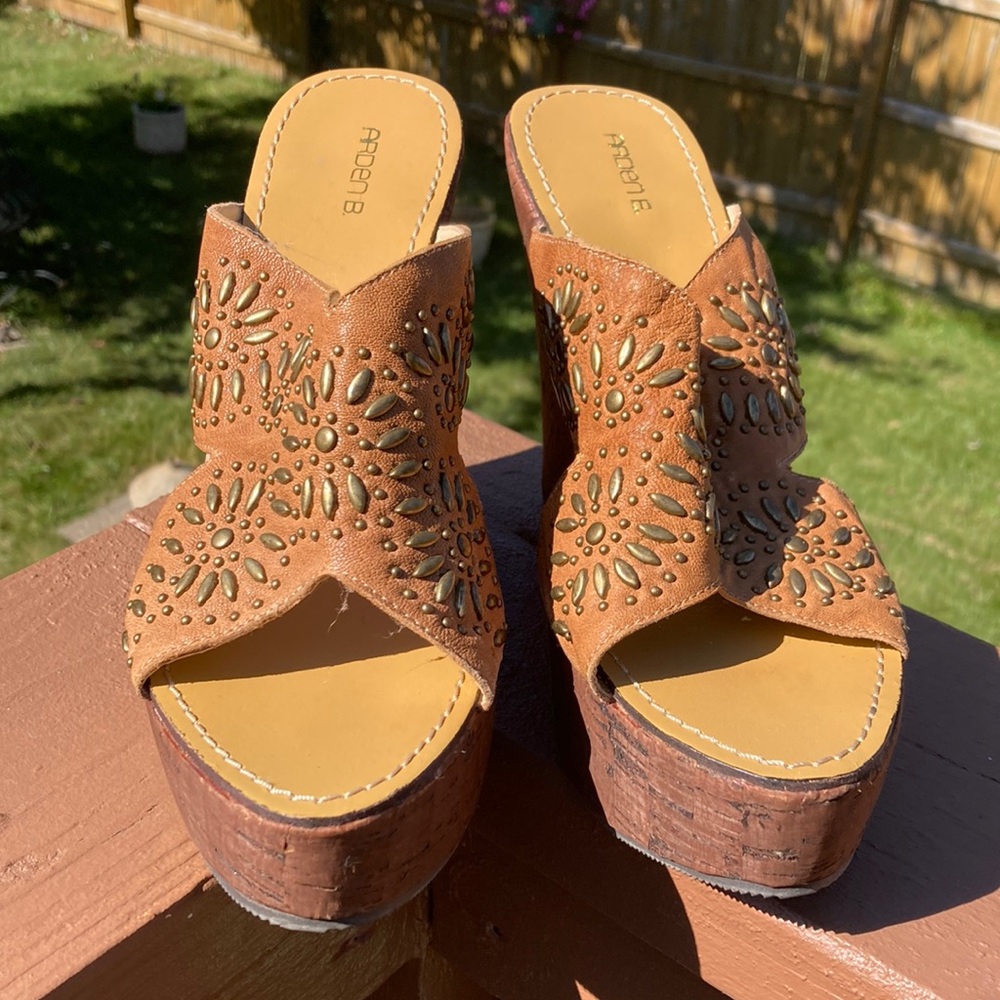 Arden B Stellar Brown Leather Wedge Sandals. Size 10